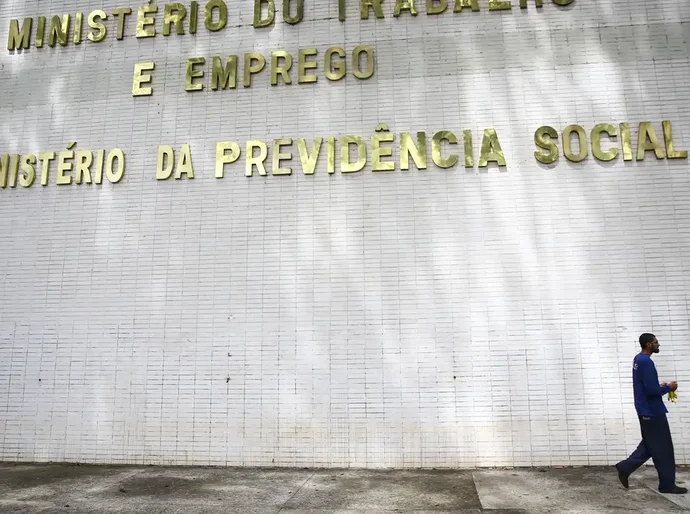 Brasil cria 85,8 mil vagas de trabalho em novembro