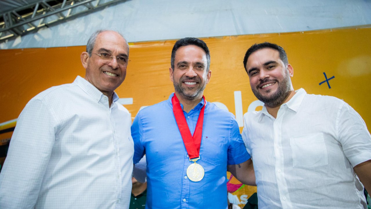 Nos 150 anos de Quebrangulo, Paulo Dantas recebe o título de comendador da cidade e faz entregas do Programa Fortalece