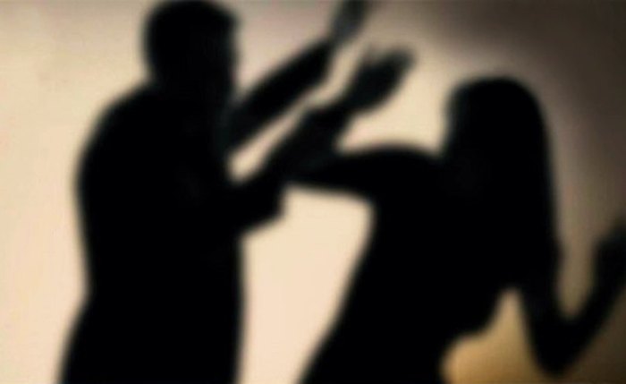 Mulher ameaça filha com foice na zona rural