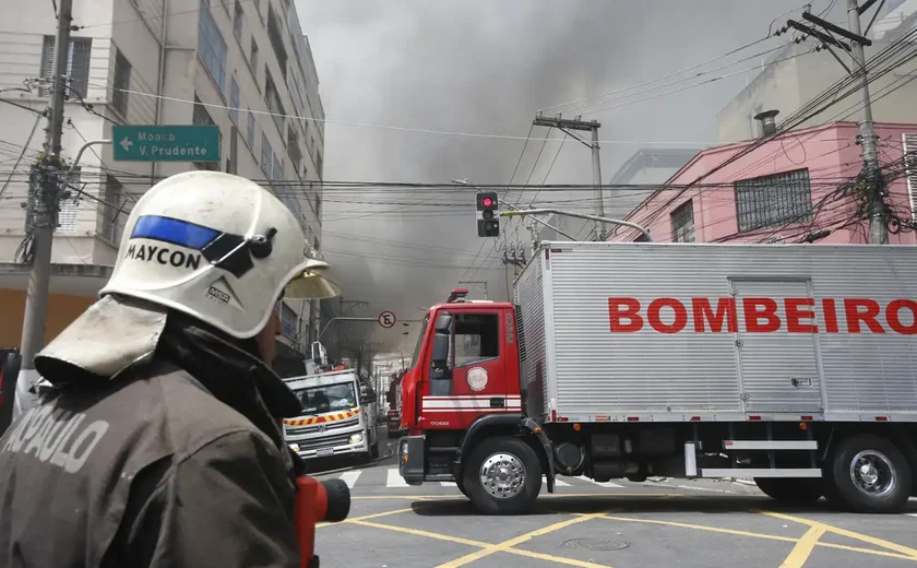 Incêndio atinge fábrica na zona norte de SP