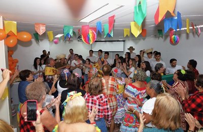 Forró da Raposa reúne mais de 100 idosos em ação solidária promovida por estudantes de Medicina do Cesmac