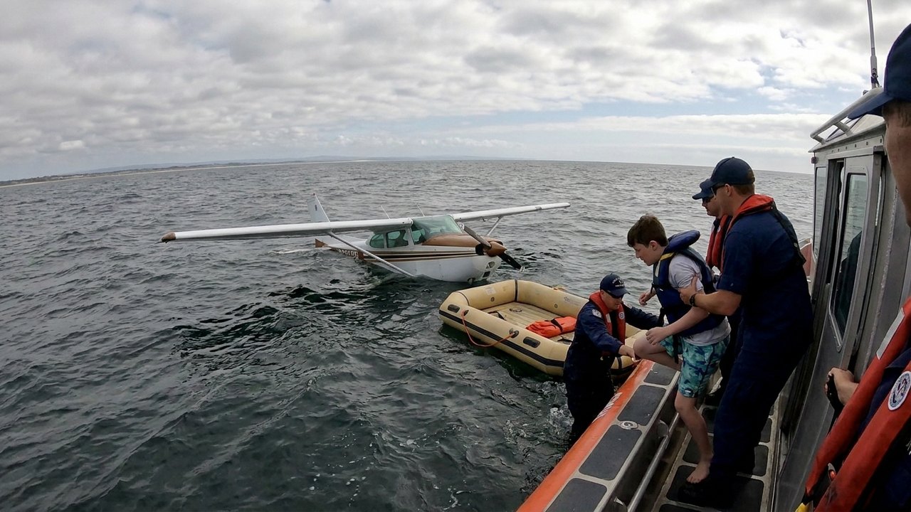 Jovem sobrevive após avião de pequeno porte fazer pouso de emergência no mar nos EUA