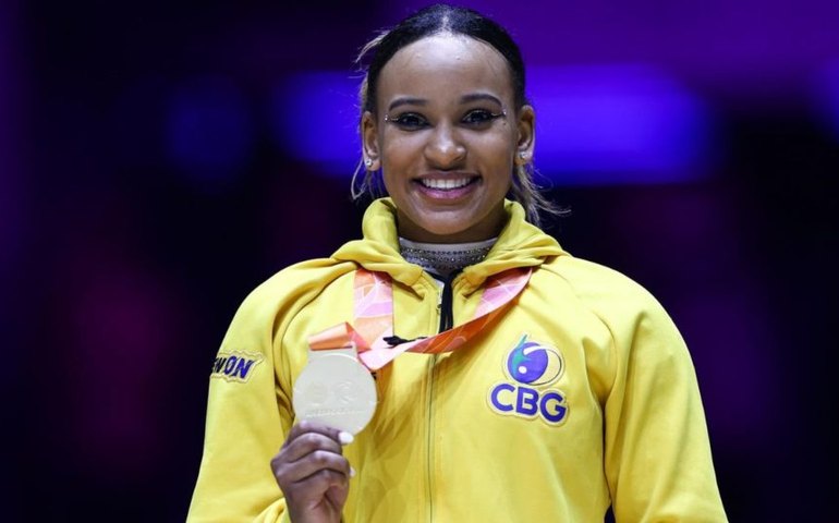 Rebeca Andrade brilha e se torna 1ª brasileira campeã mundial no individual geral