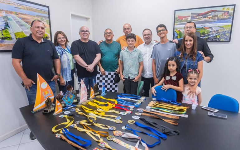 Prefeito Luciano recebe arapiraquenses campeões brasileiros e panamericanos de xadrez