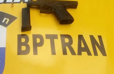 BPTran prende homem com pistola e munições durante abordagem no Poço