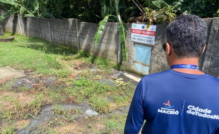 Fiscal flagra extravasamento de esgoto sem nenhum tratamento no meio ambiente
