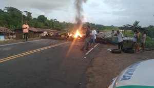 Manifestantes queimam pneus e bloqueiam rodovia estadual na Grande Aracaju