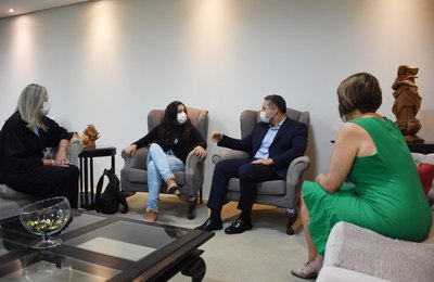 Aluna Top 10 mundial do Sesi Alagoas é recebida pelo governador Renan Filho 