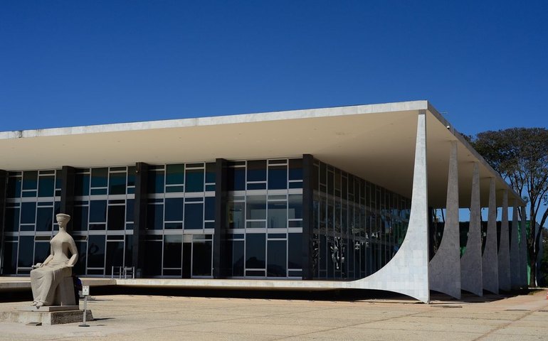 STF valida regime de autorização para transporte de passageiros