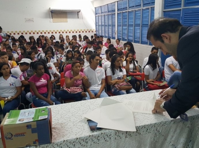 Estudantes têm acesso a programa que aproxima do mercado de trabalho