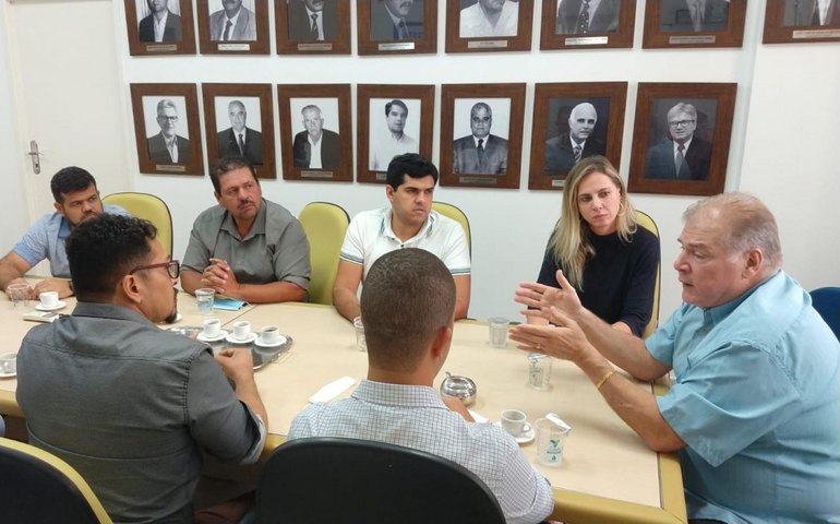 Casal apresenta providências para melhoria do abastecimento em Piaçabuçu prefeito e vereadores