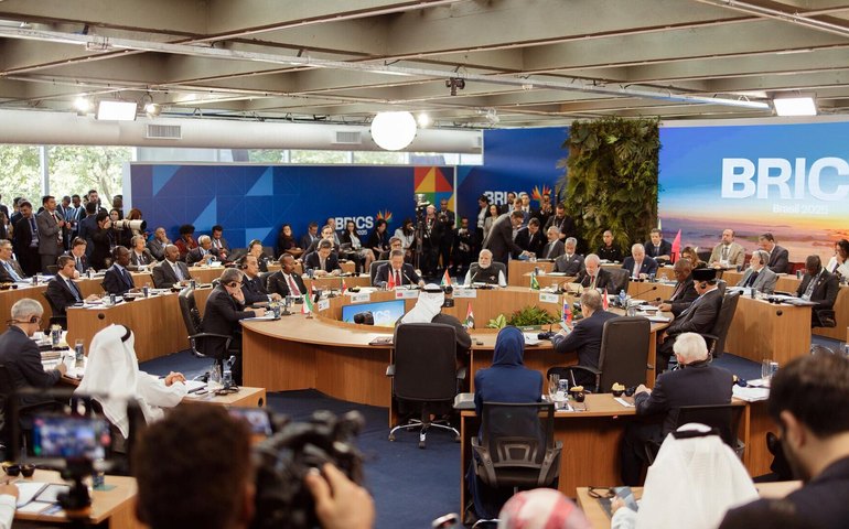 O mundo precisa acabar com o 'plano Marshall às avessas' diz Lula na 1ª plenária do BRICS