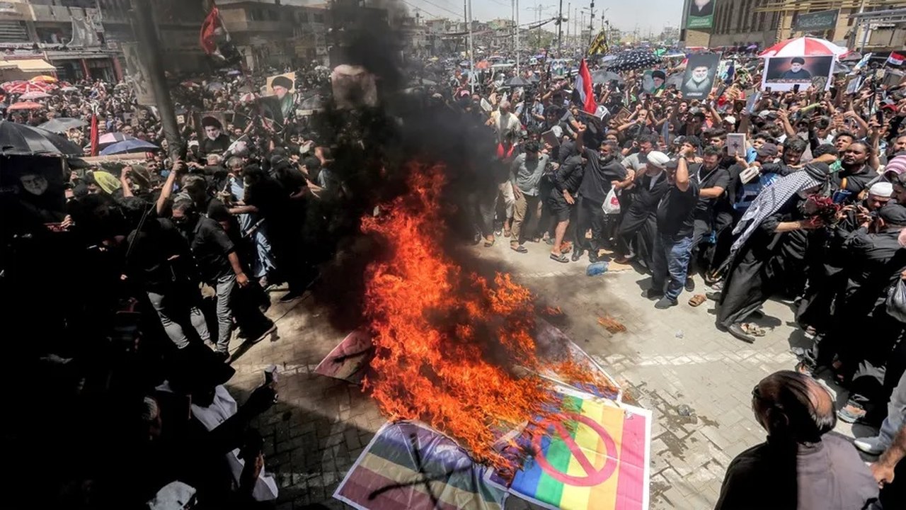 Manifestantes queimam bandeira LGBTQIA+ no Iraque em protesto contra onda de islamofobia na Suécia