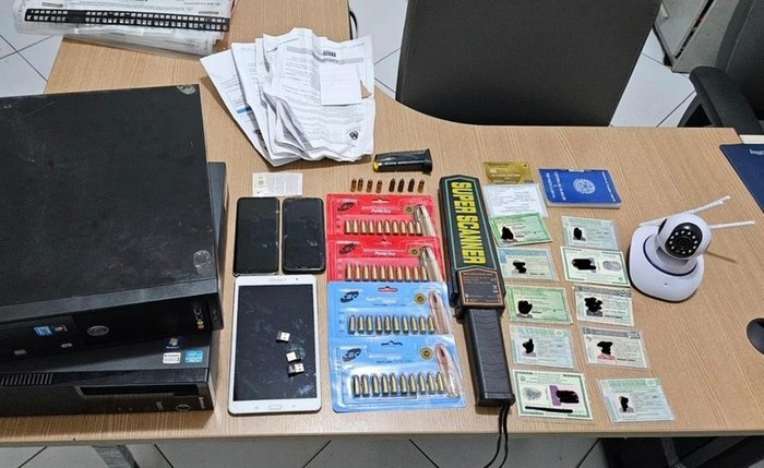 Material apreendido em operação que investiga fraudes em concursos públicos em Pernambuco e mais três estados