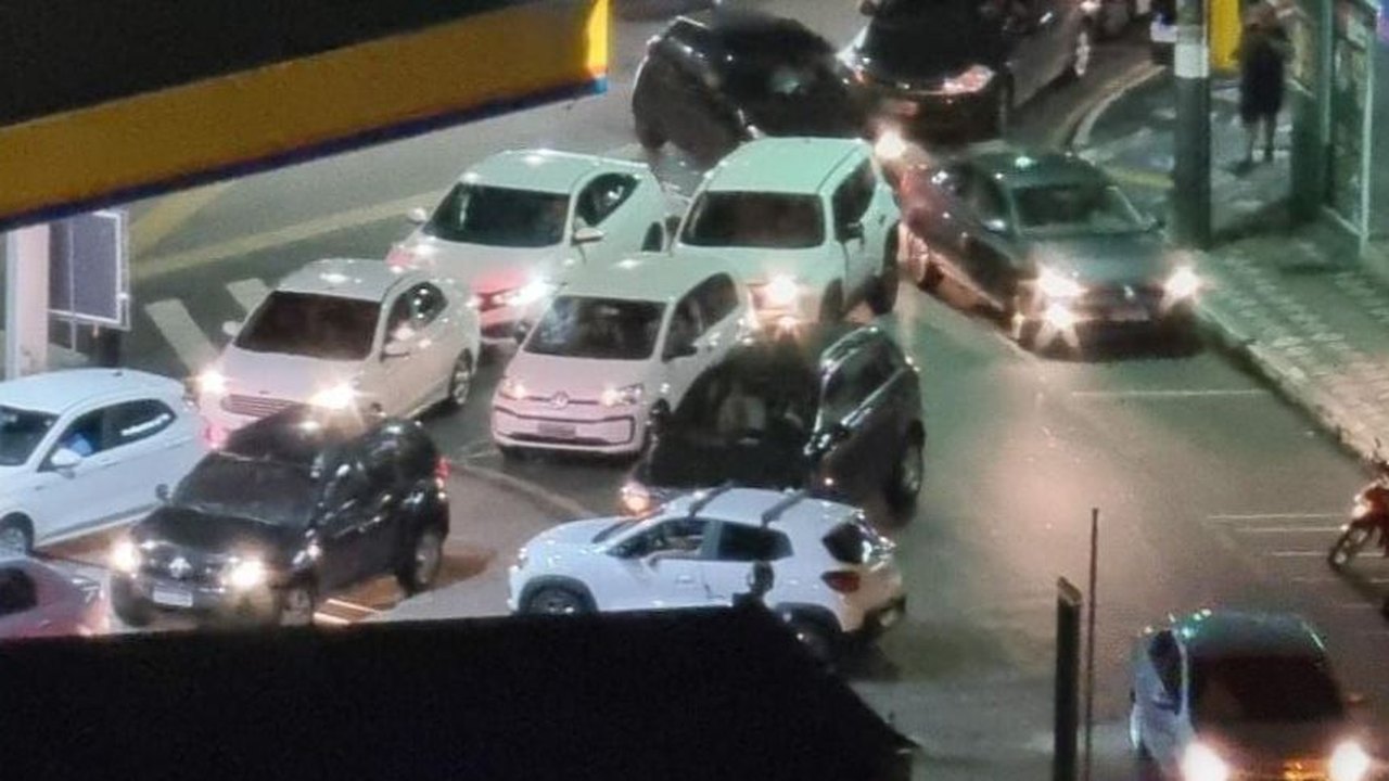 Motoristas fazem fila para encher o tanque após anúncio de reajuste da Petrobras