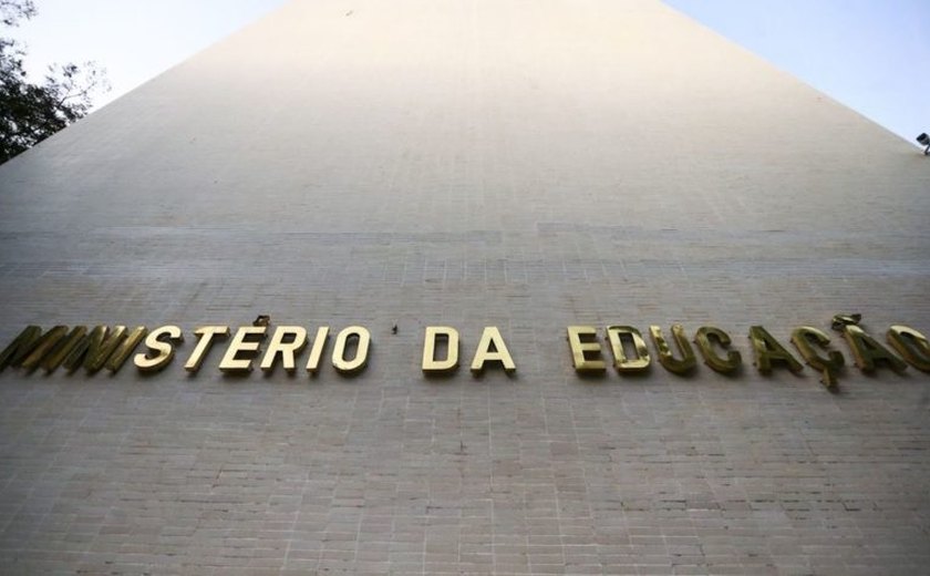 Transição sugere reajustar bolsa estudantil em 40%