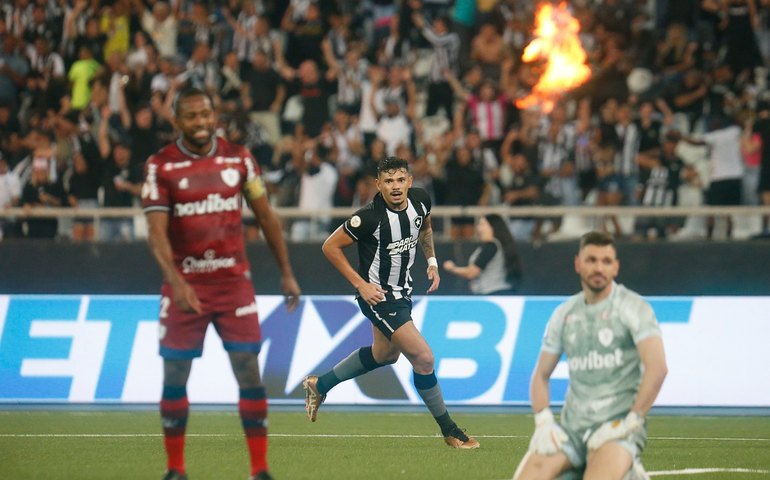 Tiquinho Soares faz 2, Botafogo bate Fortaleza e sustenta liderança do Brasileirão