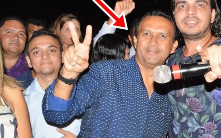 Covid-19 segura prefeito cassado no cargo