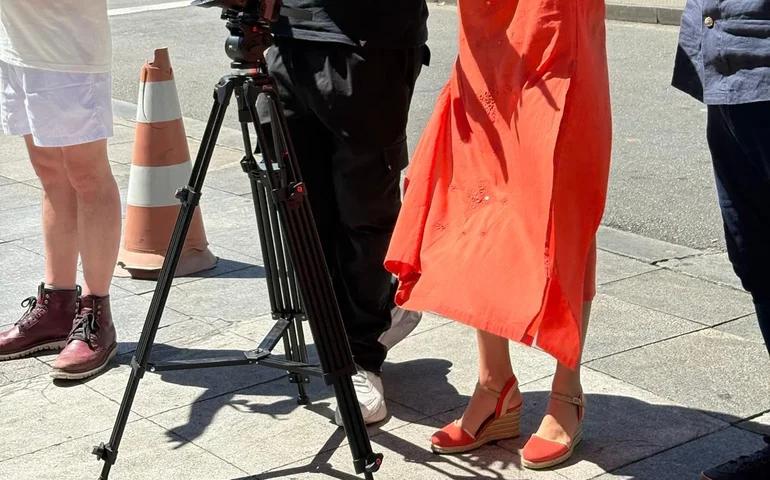 Annick fala sobre amor e diversidade em novo clipe gravado com Coral da Câmara LGBT em performance no Teatro Municipal de São Paulo