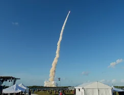 O foguete Artemis II da NASA, com destino à Lua, decola da plataforma de lançamento 39-B do Centro Espacial Kennedy na quarta-feira, 1º de abril de 2026, em Cabo Canaveral, Flórida. ( Foto AP/Chris O'Meara