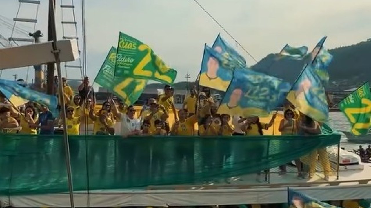 Embarcação atinge jet ski de bombeiros em evento de Flávio Bolsonaro em Angra dos Reis