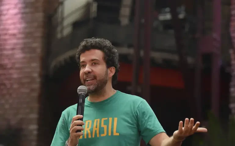 Prefeita de Ituiutaba obtém medida protetiva contra André Janones por violência doméstica