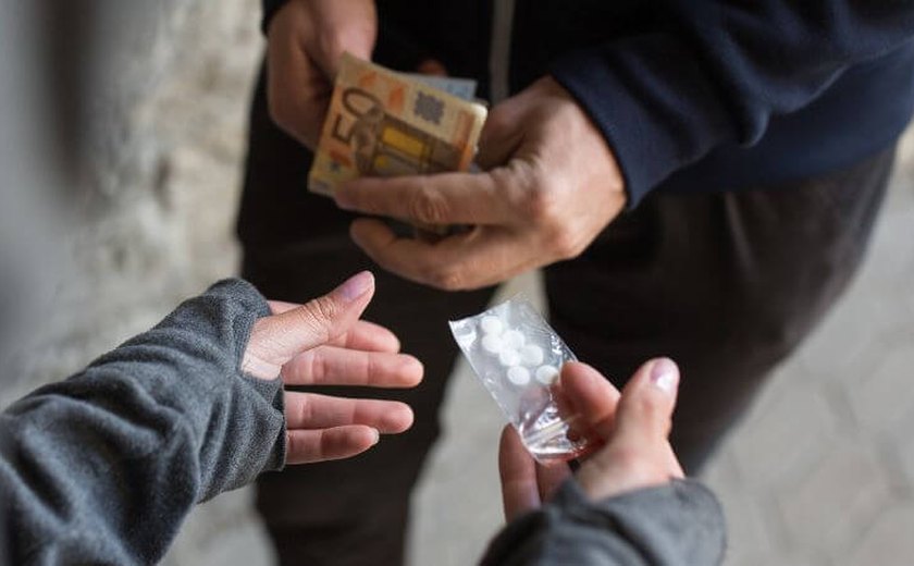 Suspeito é preso por tráfico de drogas e porte ilegal de arma no Benedito Bentes