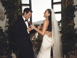Dua Lipa divulga fotos de festa de casamento com Callum Turner