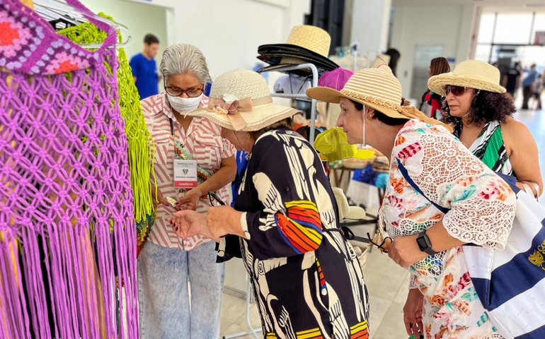 Turistas chegam ao Porto de Maceió e são recepcionados por artesãos locais