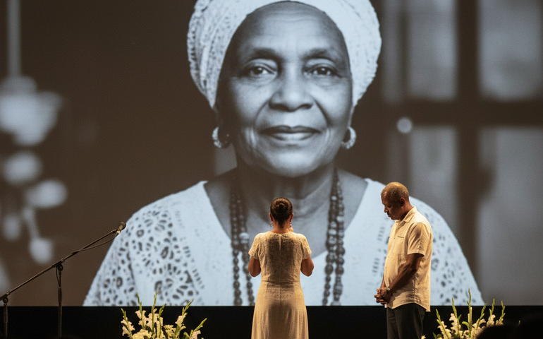 Maria Bethânia homenageia Mãe Carmen do Gantois após falecimento da ialorixá