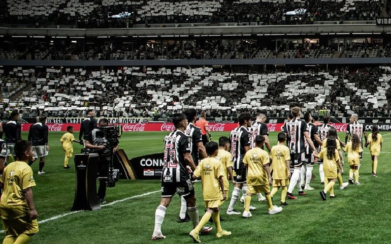 Atlético-MG identifica menor que cometeu racismo na Libertadores e pune seu responsável legal