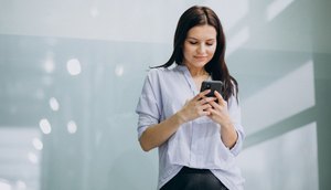 mulher-de-negocios-jovem-usando-o-telefone-no-escritorio_1303-19788.jpg