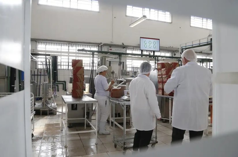 Indústria criou mais de 910 mil empregos em quatro anos, aponta IBGE