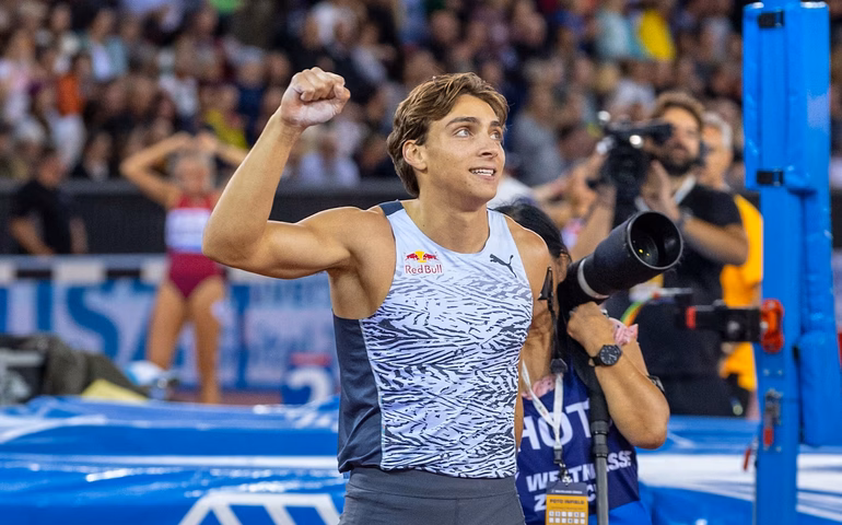 
Sueco Armand Duplantis melhora pela oitava vez seu recorde mundial no salto com vara