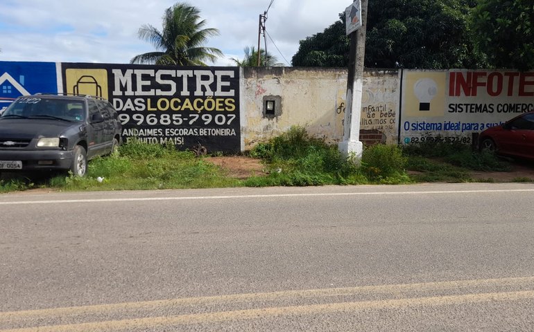 Ambulância abandonada há meses é retirada de oficina em Palmeira de Fora após denúncia da Tribuna do Sertão