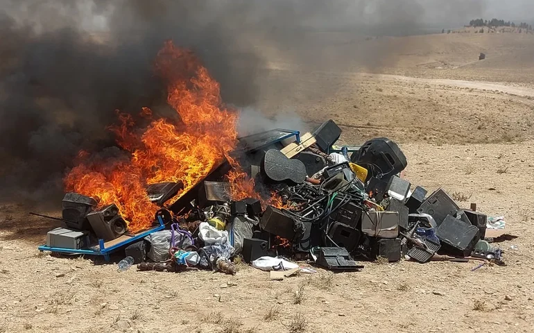 Talibã queima instrumentos musicais por considerar música 'imoral'