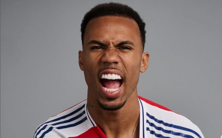 CBF descarta corte e Gabriel Magalhães fará tratamento da lesão no ombro na seleção brasileira