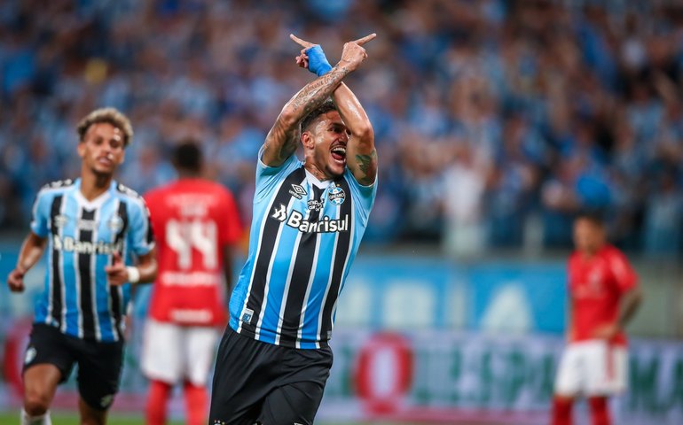 Carballo marca nos acréscimos e invicto Grêmio bate o rival Inter no Gauchão