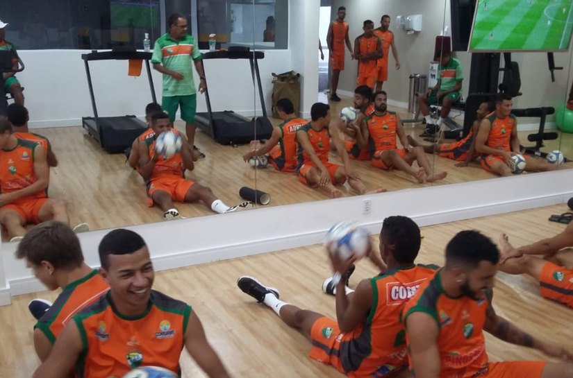 Time do Coruripe faz atividades físicas na academia do hotel devido as fortes chuvas