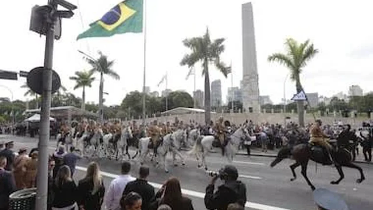 Desfile homenageia a Revolução de 1932 no Ibirapuera, em SP