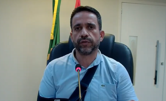 O governador Paulo Dantas durante coletiva à imprensa