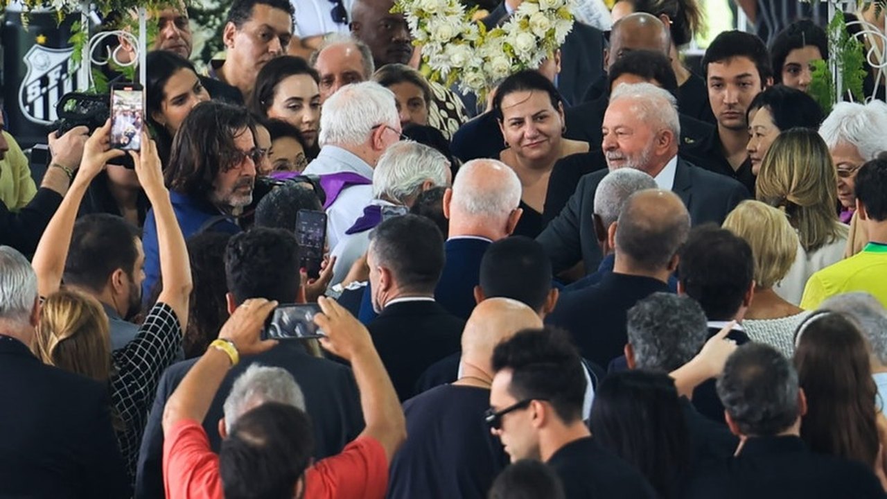 Lula assiste à missa e deixa velório de Pelé sem falar com a imprensa
