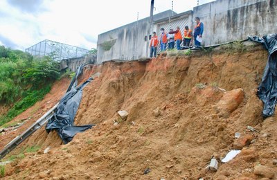 Infraestrutura discute retomada de obras de contenção de encostas