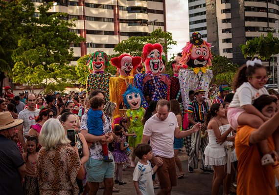 Bloco Turminha do Parque leva alegria e frevo ao corredor Vera Arruda