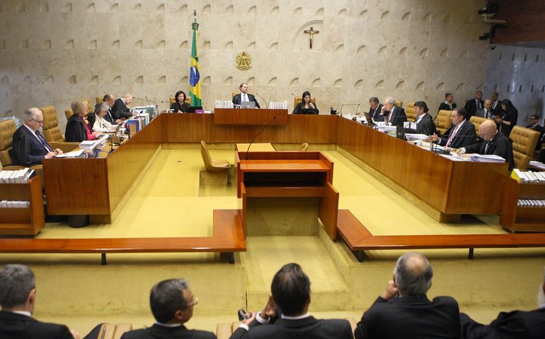 Maioria do STF vota por manter símbolos religiosos em órgãos públicos