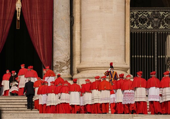 Fumaça branca: conclave bate o martelo e escolhe o novo Papa