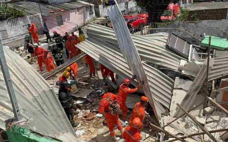 Explosão atinge oito residências no Grande Recife e causa duas mortes; bombeiros procuram cadeirante sob destroços