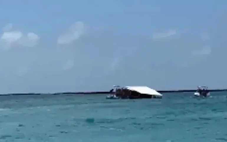 Bebê de 8 meses morre após catamarã virar com rajada de vento em SC