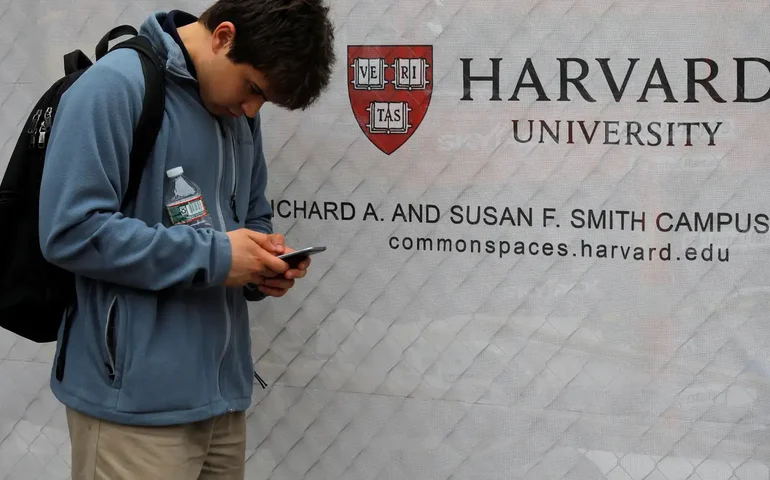 Após reter fundos, Trump ameaça retirar isenção fiscal de Harvard