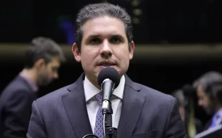 Hugo Motta passa por sabatina informal com Lula e Bolsonaro após entrar na briga pela sucessão de Lira
